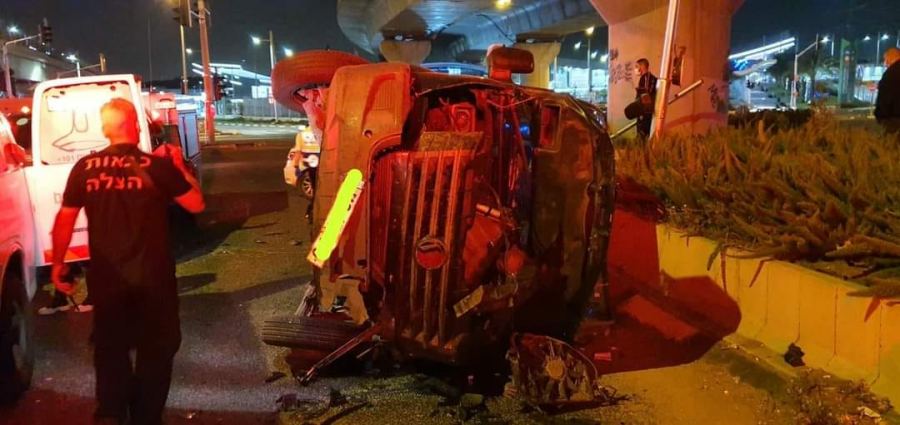 اصابة 3 اشخاص بانقلاب سيارة في حيفا واخر في سخنين